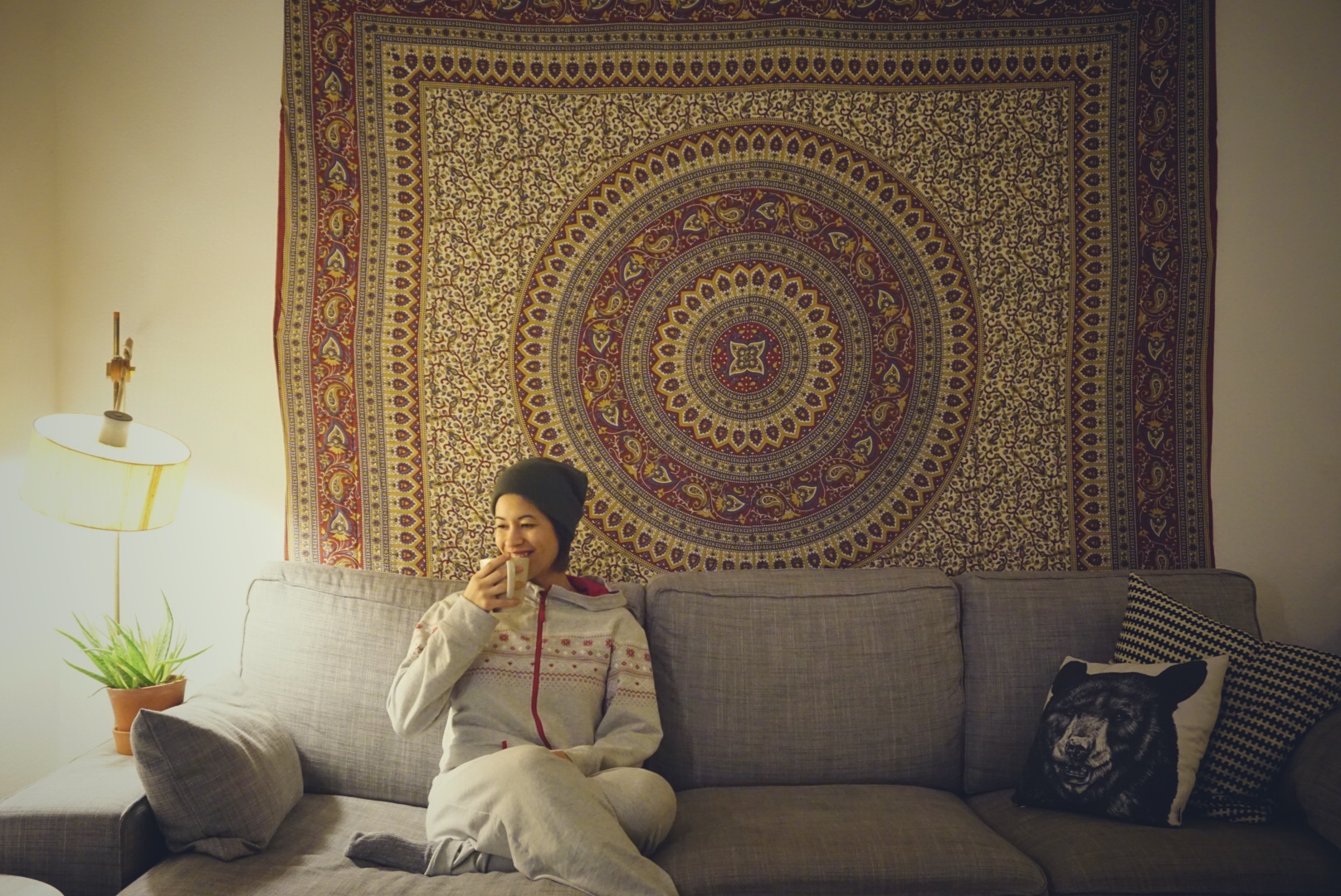 Wintertief Artikel. Dies ist das Titelbild auf dem die Autorin auf einem Sofa sitzt.